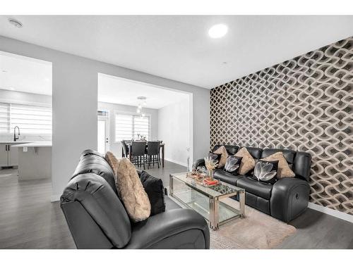 206 Lucas Terrace Nw, Calgary, AB - Indoor Photo Showing Living Room