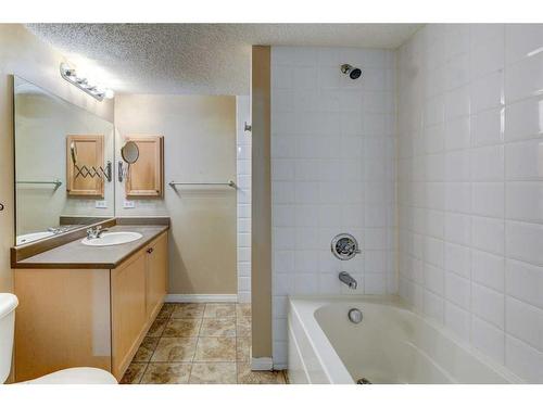123-369 Rocky Vista Park Nw, Calgary, AB - Indoor Photo Showing Bathroom