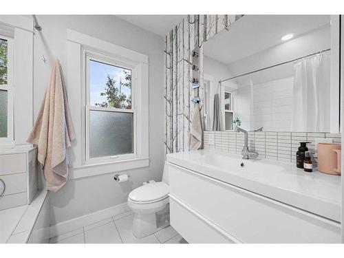 621 18 Avenue Nw, Calgary, AB - Indoor Photo Showing Bathroom