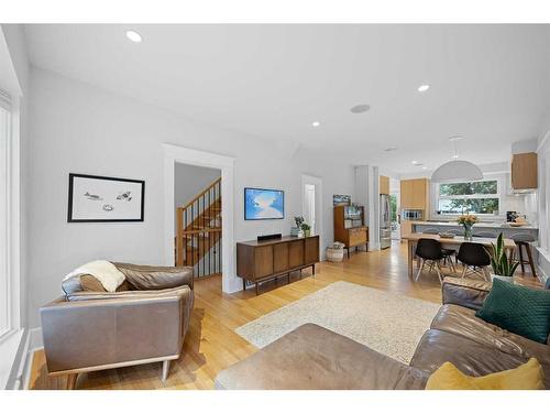 621 18 Avenue Nw, Calgary, AB - Indoor Photo Showing Living Room