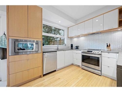 621 18 Avenue Nw, Calgary, AB - Indoor Photo Showing Kitchen With Upgraded Kitchen