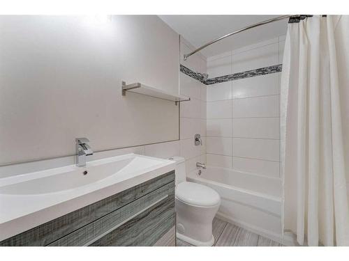 423 Brookmere Crescent Sw, Calgary, AB - Indoor Photo Showing Bathroom