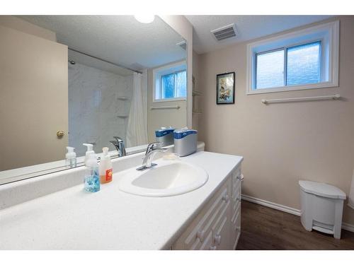 136 Silver Ridge Close Nw, Calgary, AB - Indoor Photo Showing Bathroom