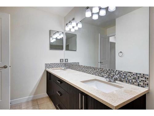 537-10120 Brookpark Boulevard Sw, Calgary, AB - Indoor Photo Showing Bathroom