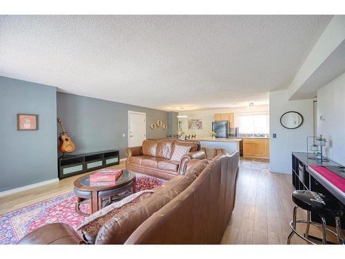 712-1540 29 Street Nw, Calgary, AB - Indoor Photo Showing Living Room
