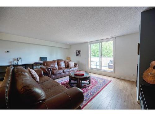 712-1540 29 Street Nw, Calgary, AB - Indoor Photo Showing Living Room