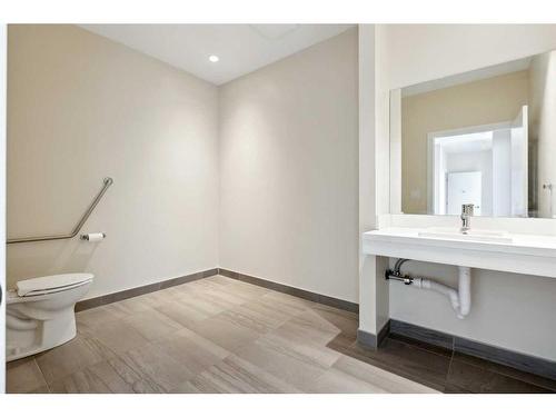 408-2505 17 Avenue Sw, Calgary, AB - Indoor Photo Showing Bathroom