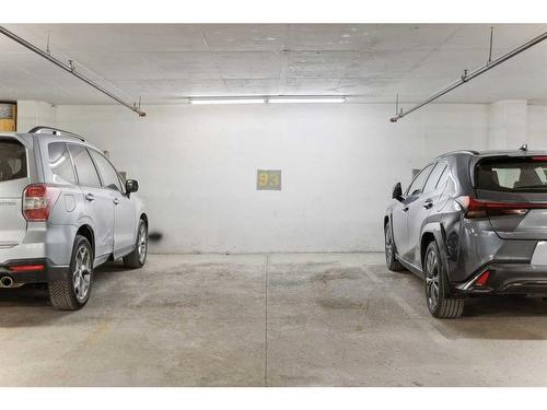 408-2505 17 Avenue Sw, Calgary, AB - Indoor Photo Showing Garage