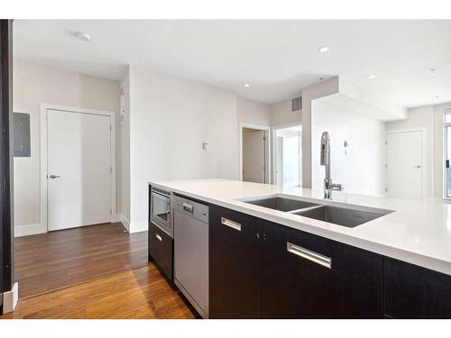 408-2505 17 Avenue Sw, Calgary, AB - Indoor Photo Showing Kitchen With Double Sink With Upgraded Kitchen