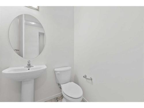 40 Carringham Gate Nw, Calgary, AB - Indoor Photo Showing Bathroom