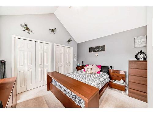 31-5616 14 Avenue Sw, Calgary, AB - Indoor Photo Showing Bedroom