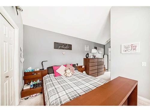 31-5616 14 Avenue Sw, Calgary, AB - Indoor Photo Showing Bedroom