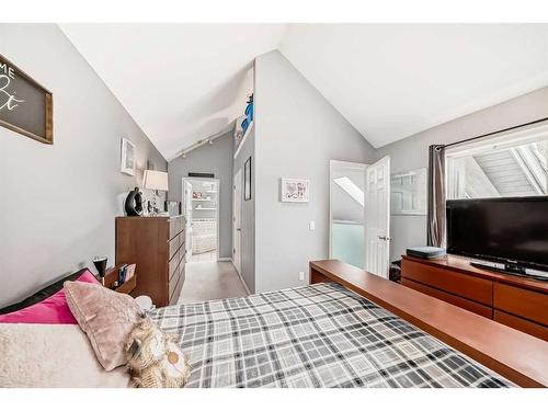 31-5616 14 Avenue Sw, Calgary, AB - Indoor Photo Showing Bedroom