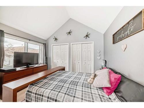 31-5616 14 Avenue Sw, Calgary, AB - Indoor Photo Showing Bedroom