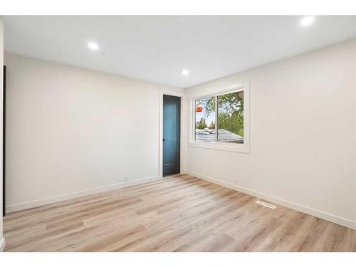 5731 Dalhousie Drive Nw, Calgary, AB - Indoor Photo Showing Bathroom