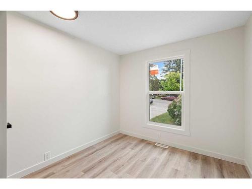 5731 Dalhousie Drive Nw, Calgary, AB - Indoor Photo Showing Bathroom