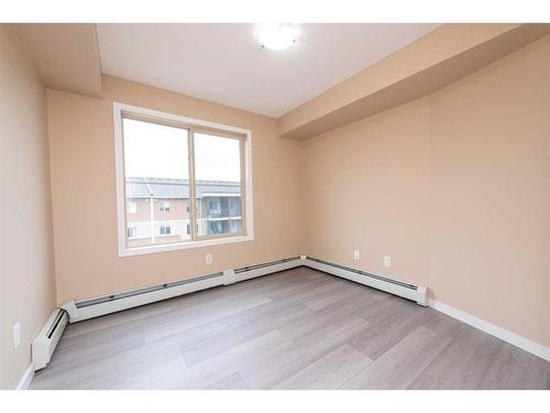 417-7130 80 Avenue Ne, Calgary, AB - Indoor Photo Showing Other Room