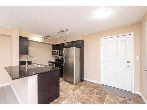 417-7130 80 Avenue Ne, Calgary, AB - Indoor Photo Showing Kitchen