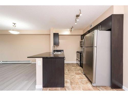 417-7130 80 Avenue Ne, Calgary, AB - Indoor Photo Showing Kitchen