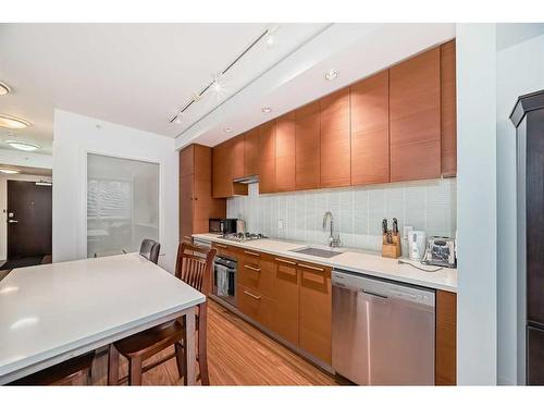 252-222 Riverfront Avenue Sw, Calgary, AB - Indoor Photo Showing Kitchen