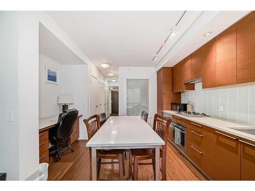 252-222 Riverfront Avenue Sw, Calgary, AB - Indoor Photo Showing Kitchen