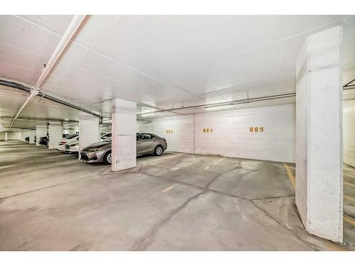 252-222 Riverfront Avenue Sw, Calgary, AB - Indoor Photo Showing Garage