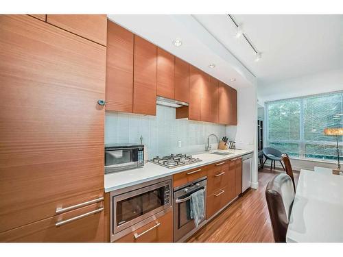 252-222 Riverfront Avenue Sw, Calgary, AB - Indoor Photo Showing Kitchen