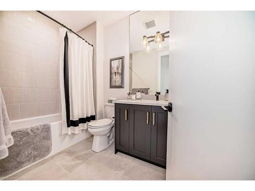 4510 17 Street Sw, Calgary, AB - Indoor Photo Showing Bathroom