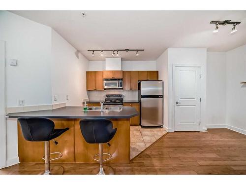 311-328 21 Avenue Sw, Calgary, AB - Indoor Photo Showing Kitchen