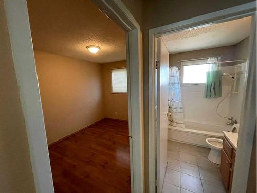 6716 29 Avenue Ne, Calgary, AB - Indoor Photo Showing Bathroom