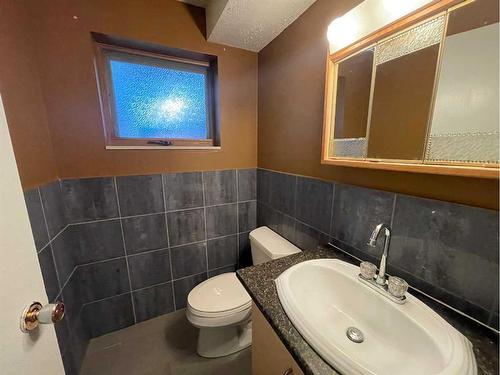 6716 29 Avenue Ne, Calgary, AB - Indoor Photo Showing Bathroom