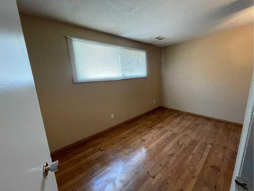 6716 29 Avenue Ne, Calgary, AB - Indoor Photo Showing Other Room