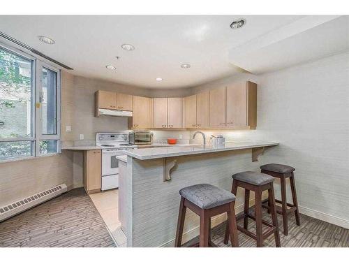 710-804 3 Avenue Sw, Calgary, AB - Indoor Photo Showing Kitchen