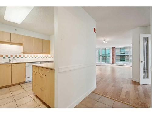 710-804 3 Avenue Sw, Calgary, AB - Indoor Photo Showing Kitchen