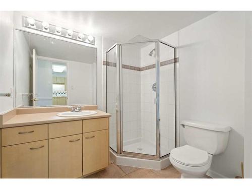 710-804 3 Avenue Sw, Calgary, AB - Indoor Photo Showing Bathroom