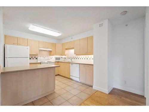 710-804 3 Avenue Sw, Calgary, AB - Indoor Photo Showing Kitchen