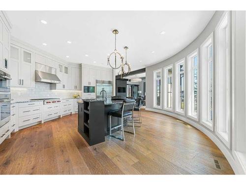 18 Whispering Springs Way, Heritage Pointe, AB - Indoor Photo Showing Kitchen With Upgraded Kitchen