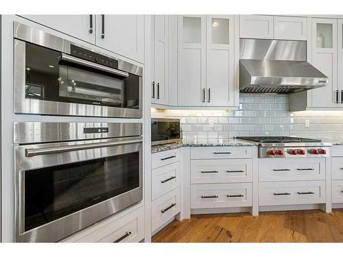 18 Whispering Springs Way, Heritage Pointe, AB - Indoor Photo Showing Kitchen With Upgraded Kitchen