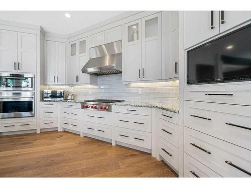 18 Whispering Springs Way, Heritage Pointe, AB - Indoor Photo Showing Kitchen With Upgraded Kitchen