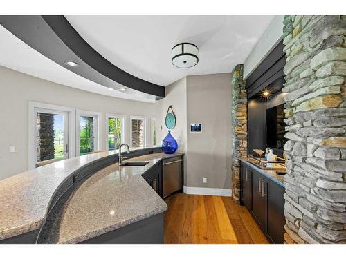 18 Whispering Springs Way, Heritage Pointe, AB - Indoor Photo Showing Kitchen