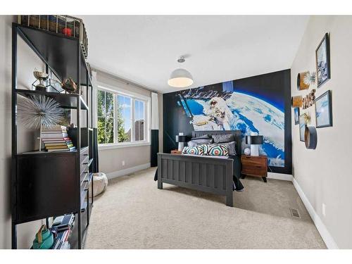 18 Whispering Springs Way, Heritage Pointe, AB - Indoor Photo Showing Bedroom