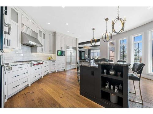 18 Whispering Springs Way, Heritage Pointe, AB - Indoor Photo Showing Kitchen With Upgraded Kitchen