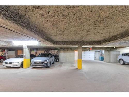 15-1720 11 Street Sw, Calgary, AB - Indoor Photo Showing Garage