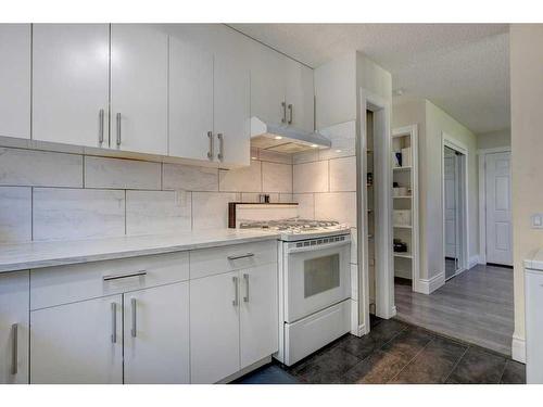 3028 33A Avenue Se, Calgary, AB - Indoor Photo Showing Kitchen