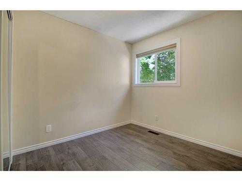 3028 33A Avenue Se, Calgary, AB - Indoor Photo Showing Other Room