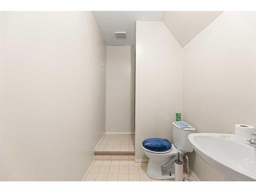 5609 60 Avenue, Olds, AB - Indoor Photo Showing Bathroom