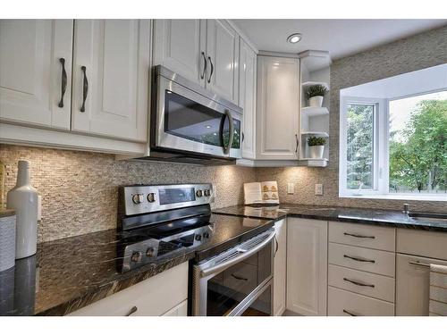 15 Strathaven Circle Sw, Calgary, AB - Indoor Photo Showing Kitchen With Upgraded Kitchen