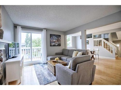 15 Strathaven Circle Sw, Calgary, AB - Indoor Photo Showing Living Room
