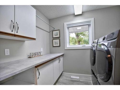 15 Strathaven Circle Sw, Calgary, AB - Indoor Photo Showing Laundry Room