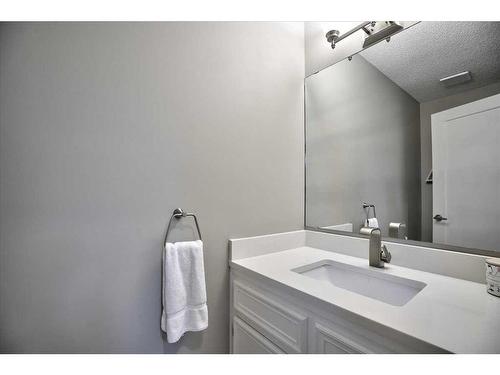 15 Strathaven Circle Sw, Calgary, AB - Indoor Photo Showing Bathroom